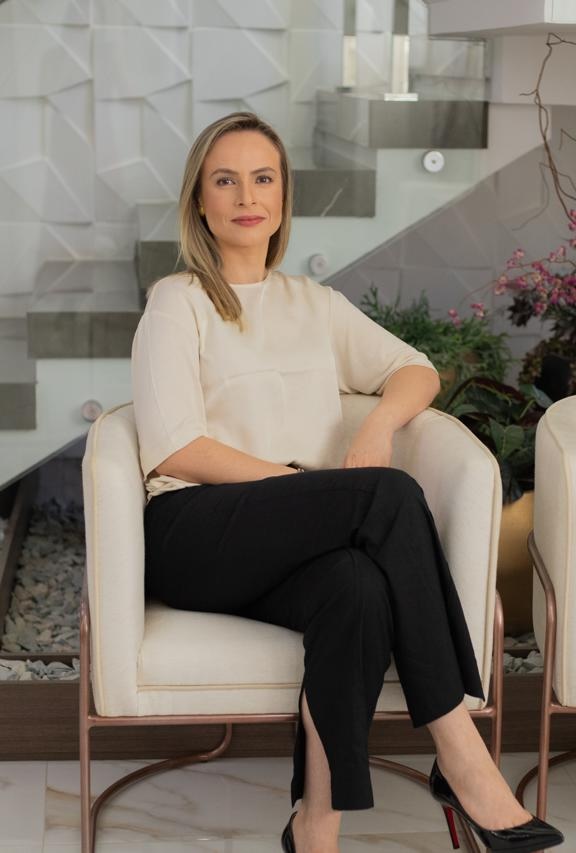 Dra. Hemmile Aguiar em ambiente de atendimento